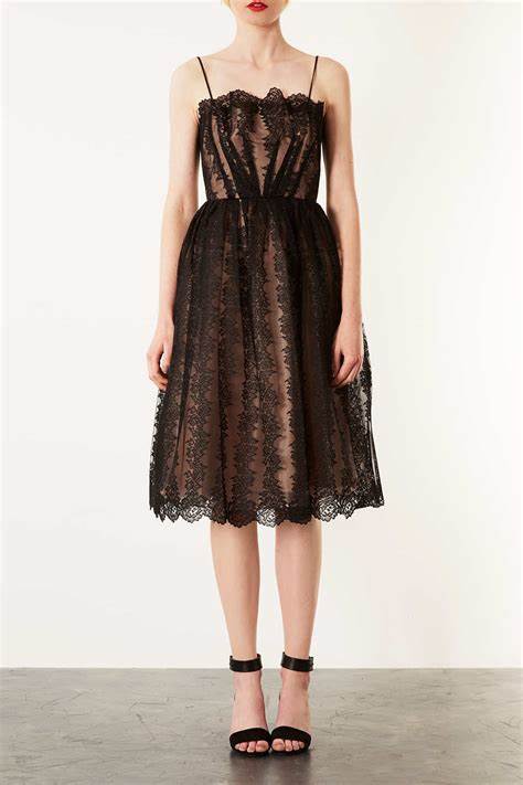 Topshop Dresses: High Street Glamour, Trendsetting Styles, and Urban Chic